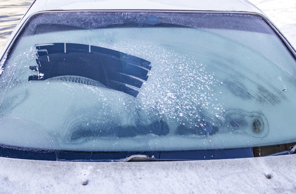 フロントガラスに霜が降りた時の対処方法【本庄市の車検専門店が解説】
